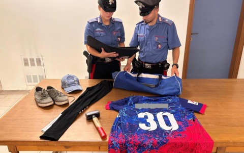 Martellate alla vetrina della gioielleria: l’allarme lo ferma, i carabinieri lo incastrano