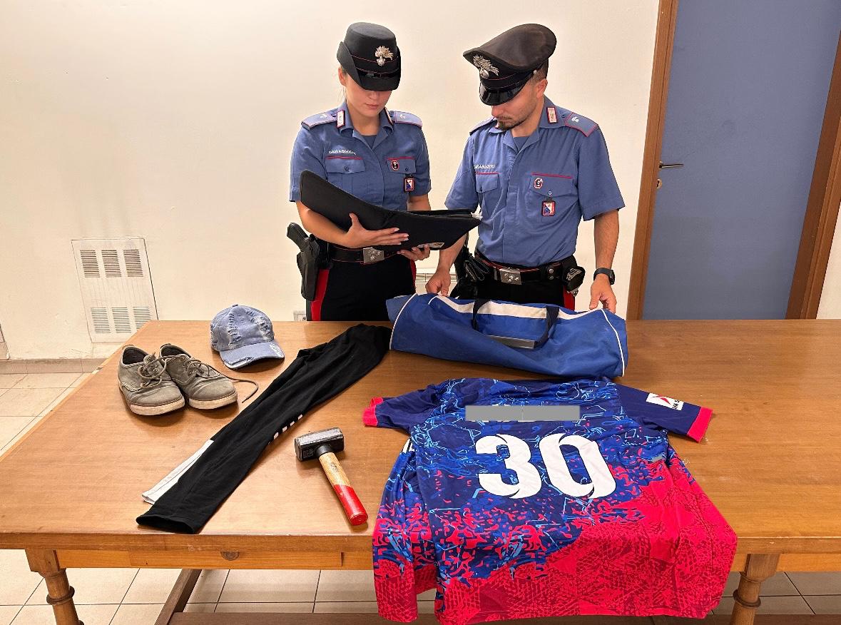 Martellate alla vetrina della gioielleria: l’allarme lo ferma, i carabinieri lo incastrano