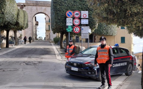 Chiede un passaggio in auto per rubare preziosi ad un anziano