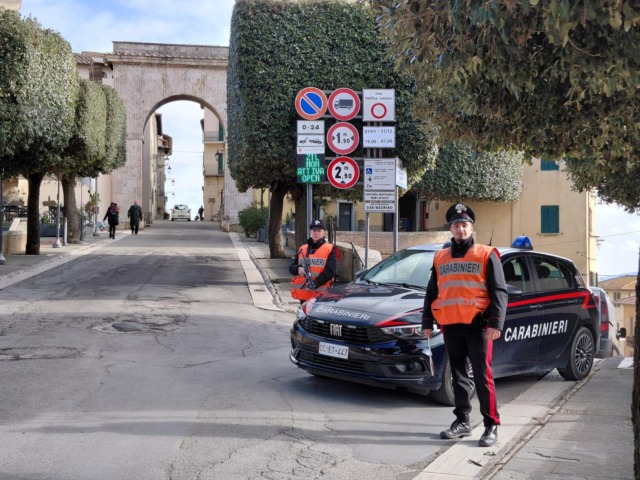 Chiede un passaggio in auto per rubare preziosi ad un anziano