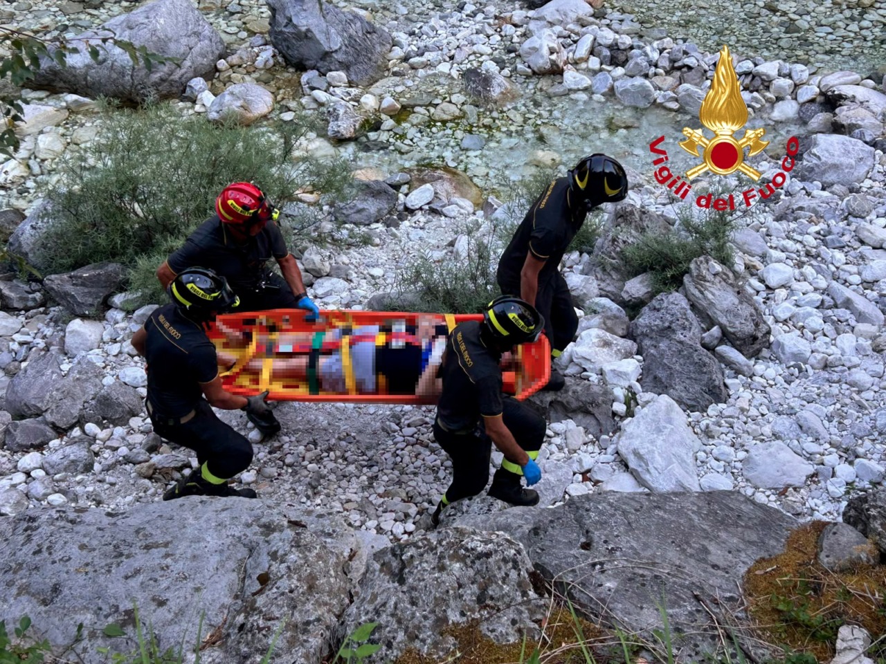 Caduta da tre metri sul greto del fiume Renara, salva una 65enne