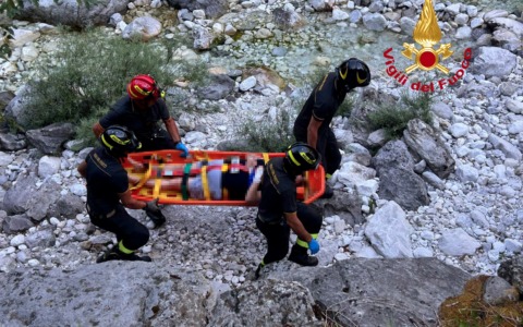 Caduta da tre metri sul greto del fiume Renara, salva una 65enne