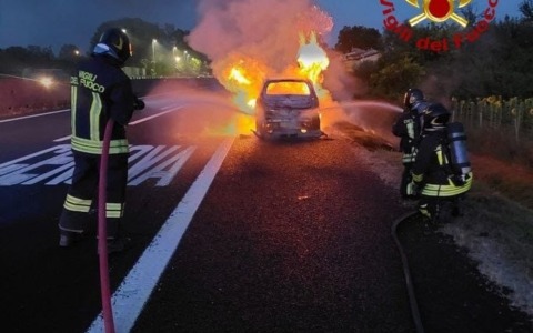 A11, auto in fiamme e autostrada chiusa