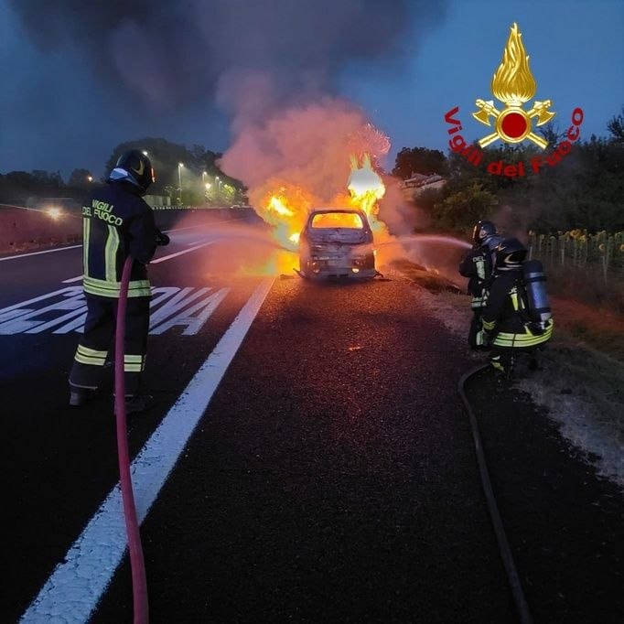 A11, auto in fiamme e autostrada chiusa