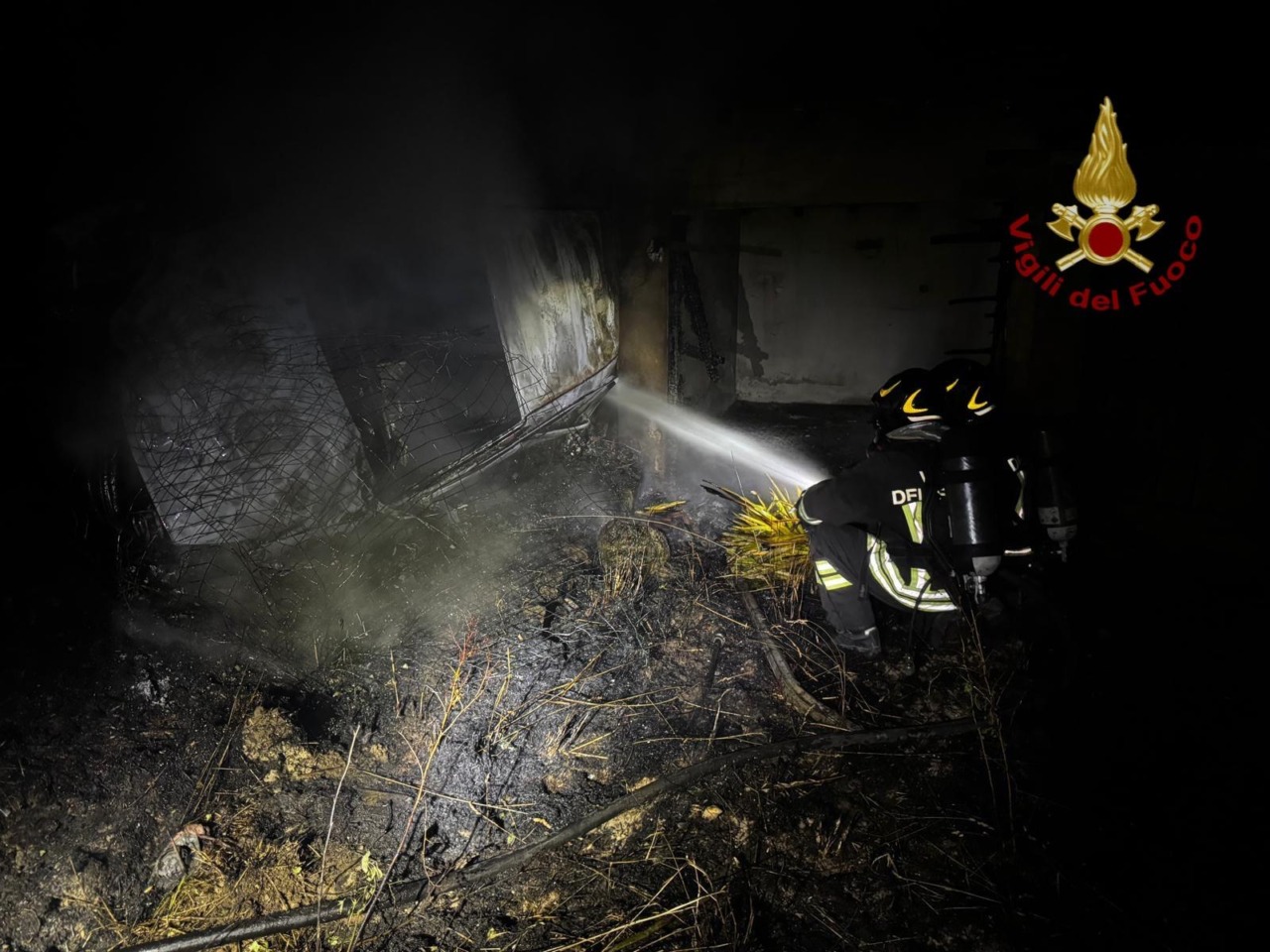 Arezzo, esce di strada con l’auto che si incendia: giovane lievemente ferita