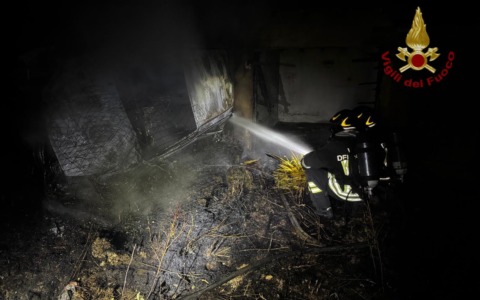 Arezzo, esce di strada con l’auto che si incendia: giovane lievemente ferita