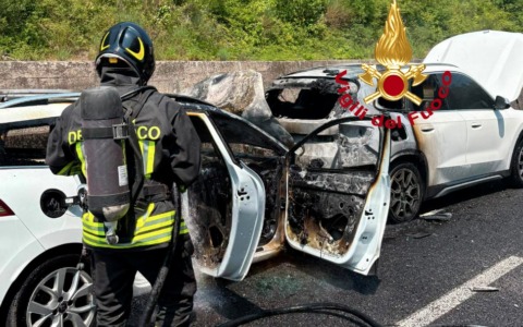 Incidente tra due vetture sull’Autopalio provoca un incendio