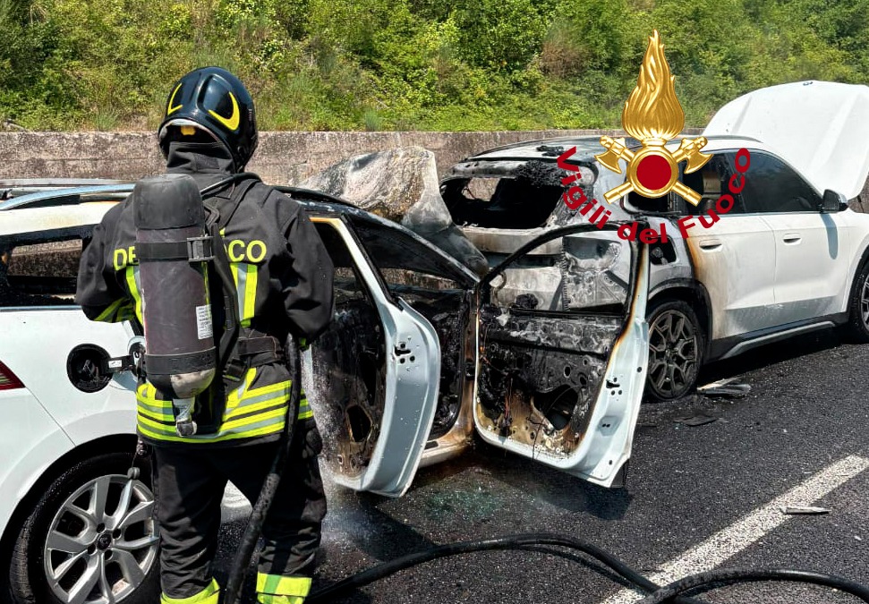 Incidente tra due vetture sull’Autopalio provoca un incendio