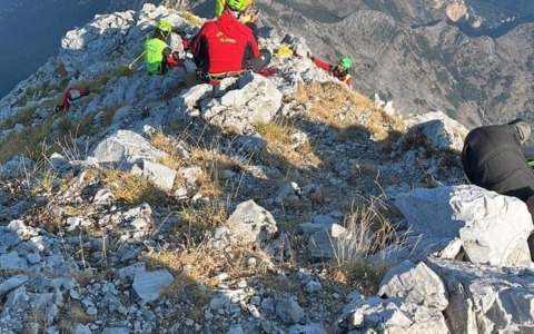 Alpinista cade dalla montagna, spettacolare soccorso notturno