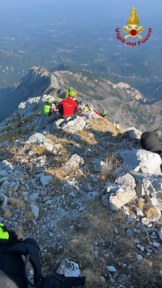 Alpinista cade dalla montagna, spettacolare soccorso notturno