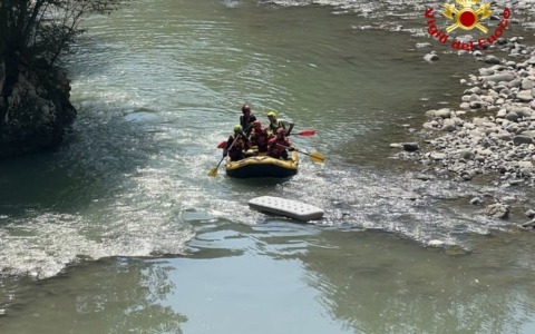 Si tuffa nel torrente Lima ma non riemerge, 27enne trovato senza vita