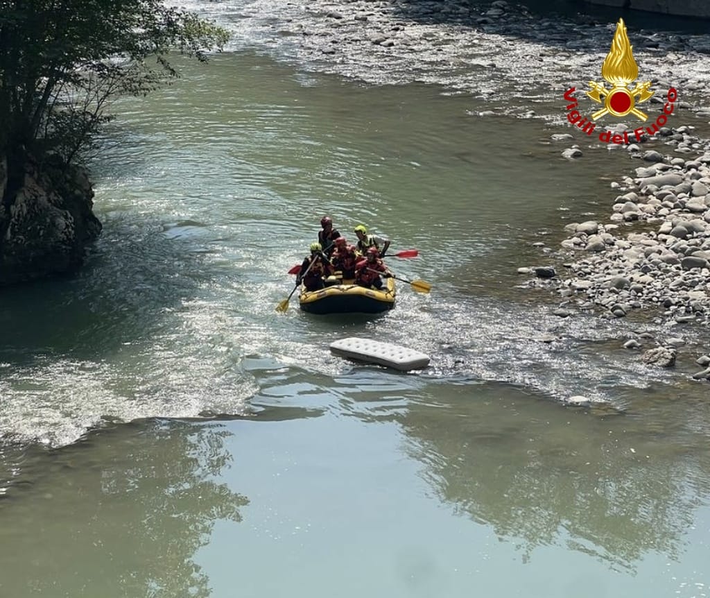 Si tuffa nel torrente Lima ma non riemerge, 27enne trovato senza vita