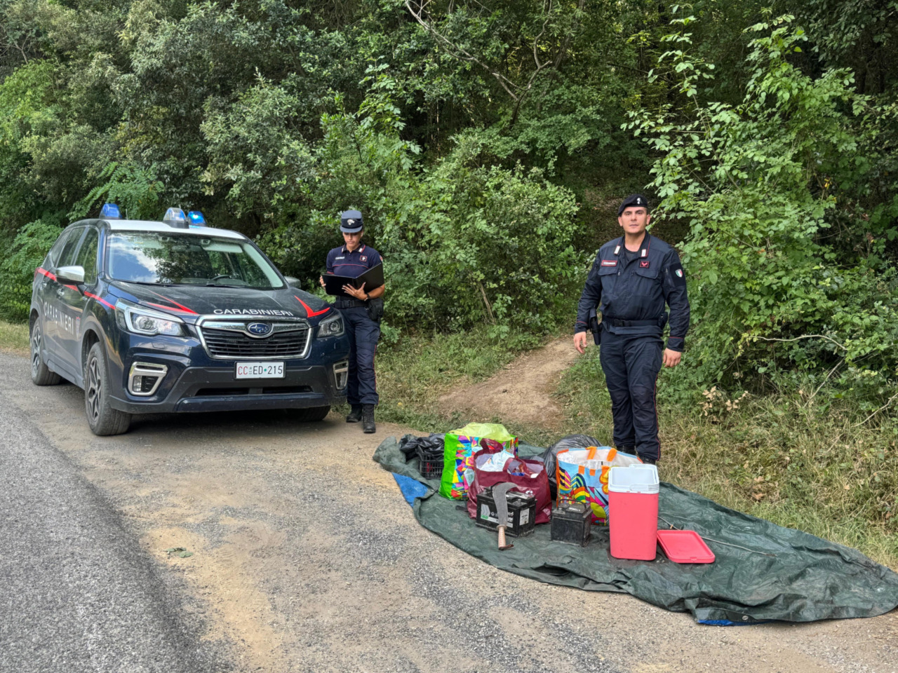 Asciano, scoperti tre bivacchi della droga nel bosco: sequestrata anche cocaina a un automobilista