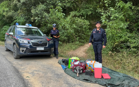 Asciano, scoperti tre bivacchi della droga nel bosco: sequestrata anche cocaina a un automobilista