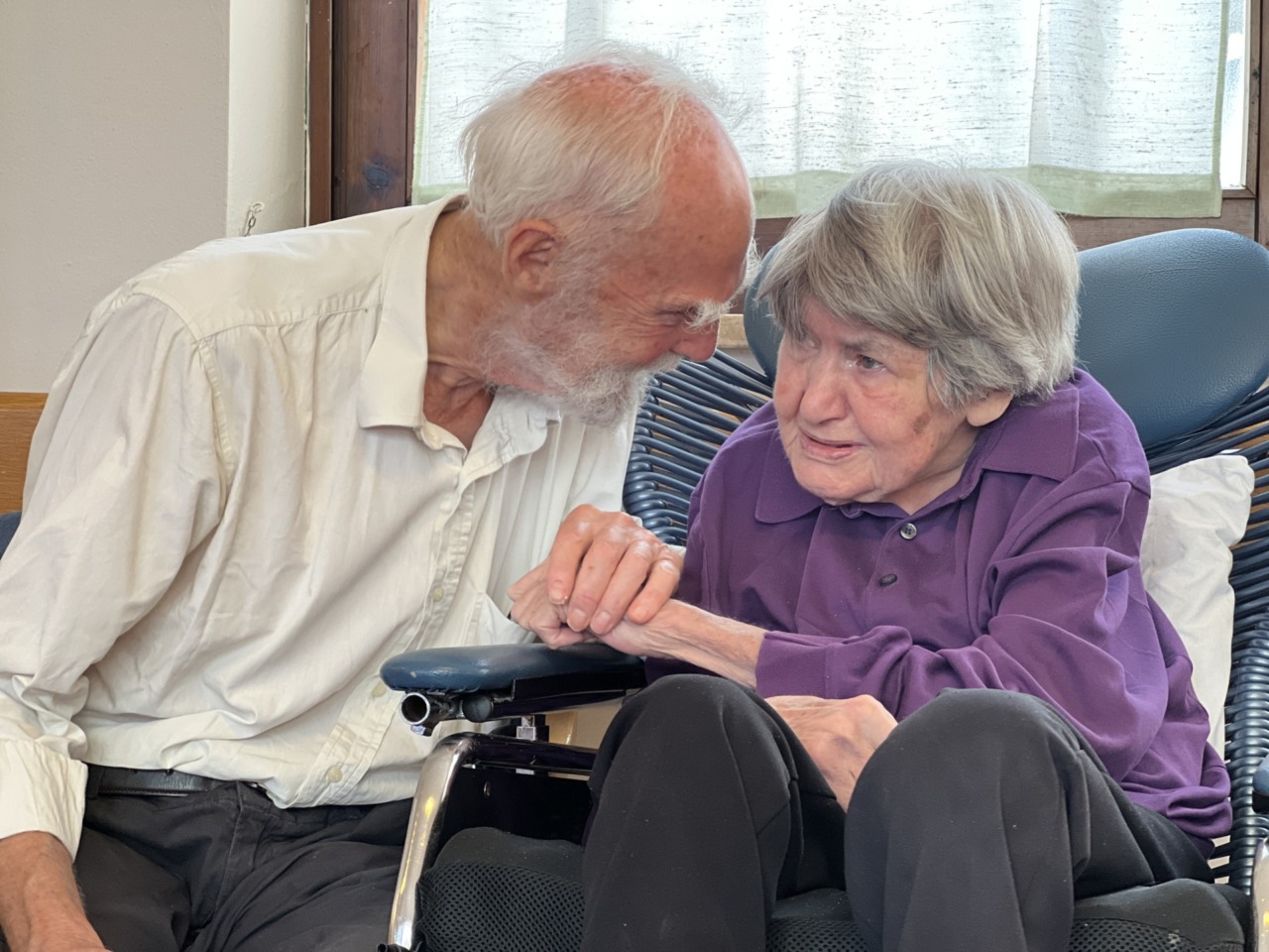 Ogni giorno fa dieci chilometri a piedi per andare da lei in Rsa: a 87 anni Edward non si perde un abbraccio