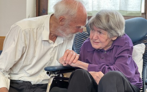 Ogni giorno fa dieci chilometri a piedi per andare da lei in Rsa: a 87 anni Edward non si perde un abbraccio