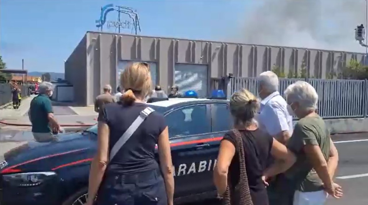 Incendio in un’azienda di raccolta di rifiuti speciali: alta colonna di fumo