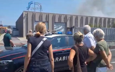 Incendio in un’azienda di raccolta di rifiuti speciali: alta colonna di fumo
