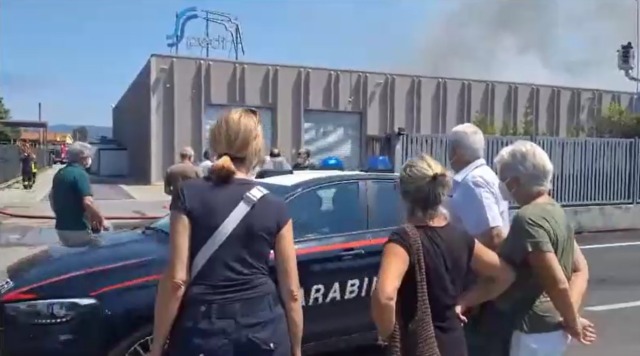 Incendio in un’azienda di raccolta di rifiuti speciali: alta colonna di fumo