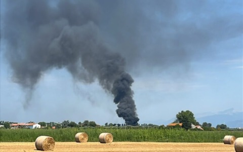 Incendio alla ditta Spedi a Vecchiano, primo aggiornamento di Arpat