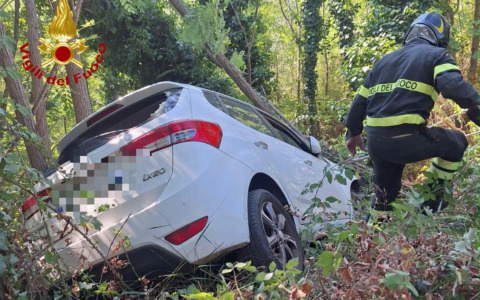 Auto finisce nel fossato, conducente salvato dai Vigili del fuoco