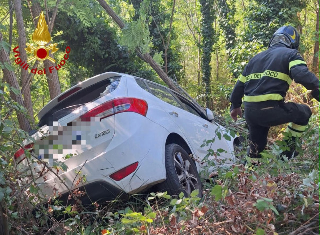 Auto finisce nel fossato, conducente salvato dai Vigili del fuoco