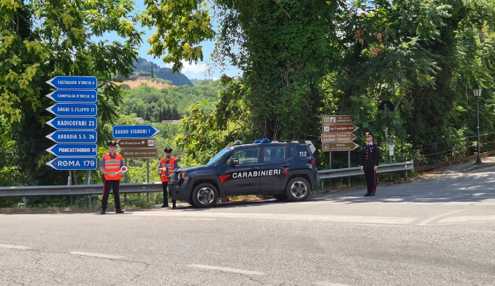Furti nelle auto dei turisti in Val d’Orcia, tre giovani fermati dai carabinieri