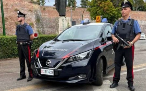 Si finge carabiniere e si fa consegnare gioielli e orologi per 30 mila euro: arrestato un trentenne