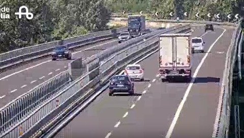 Scoppia uno pneumatico in A12, auto si schianta: quattro feriti sbalzati fuori dall’abitacolo
