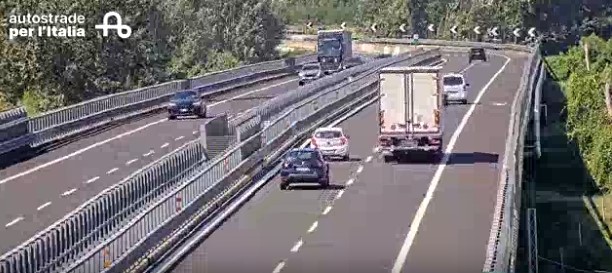 Scoppia uno pneumatico in A12, auto si schianta: quattro feriti sbalzati fuori dall’abitacolo