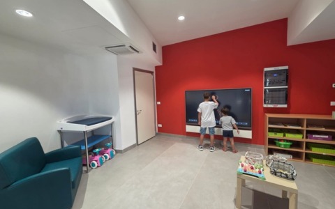 Sala d’attesa per bambini all’ospedale con libri e giochi