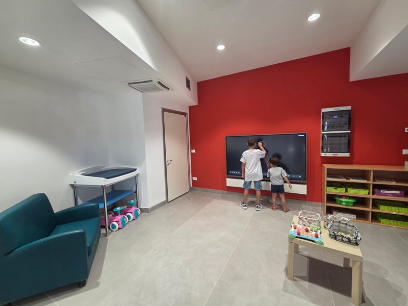 Sala d’attesa per bambini all’ospedale con libri e giochi