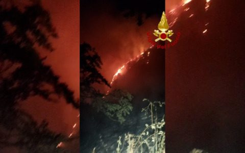 Incendio boschivo a Vicchio, in fiamme 15 ettari nel Mugello. Corsa contro il tempo per lo spegnimento