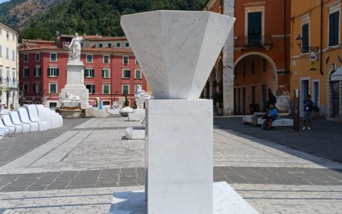 White Carrara, il marmo diventa spazio di raccoglimento: arriva l’opera “Soli” di Serena Confalonieri