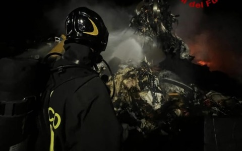 Fiamme in azienda smaltimento rifiuti
