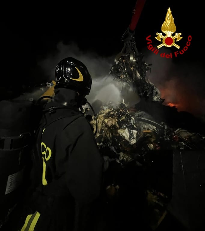 Fiamme in azienda smaltimento rifiuti