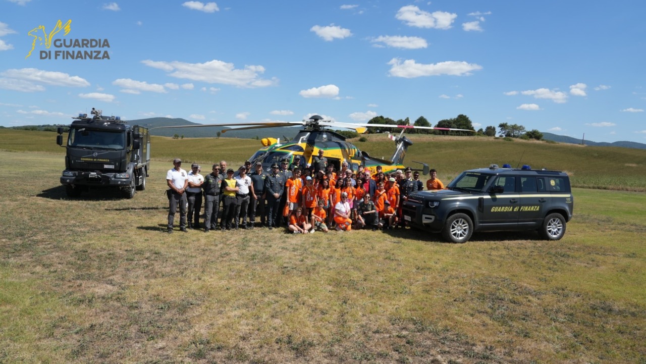 Incontro tra giovani e Guardia di Finsnza all’aviosuperfice