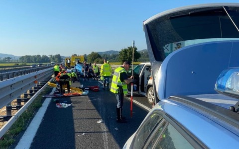 Minivan si ribalta in autostrada, 5 feriti, tra cui due minori