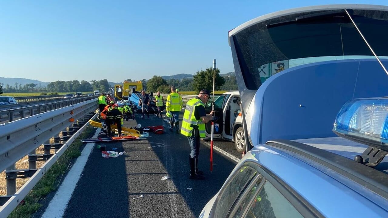 Minivan si ribalta in autostrada, 5 feriti, tra cui due minori