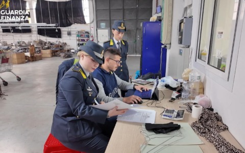 Sfruttamento del lavoro e evasione, imprenditore cinese ai domiciliari