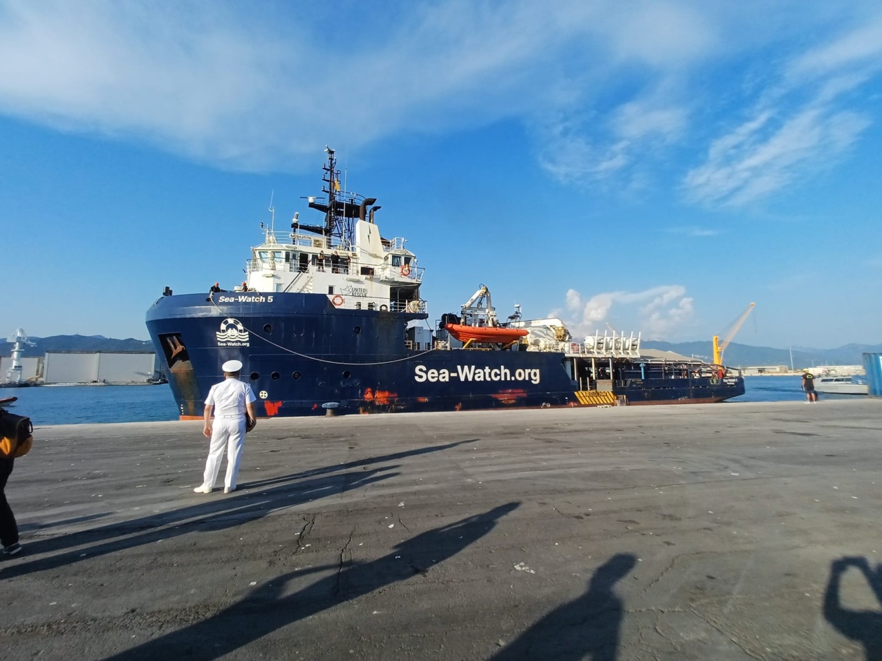 La nave Sea Watch a Marina di Carrara, concluso lo sbarco . Tutti i migranti sono già partiti per i centri d’accoglienza