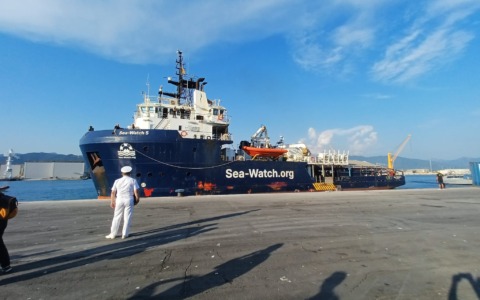 La nave Sea Watch a Marina di Carrara, concluso lo sbarco . Tutti i migranti sono già partiti per i centri d’accoglienza