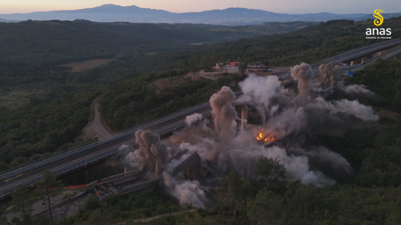 Siena-Grosseto, demolito il viadotto San Lorenzo – GUARDA IL VIDEO