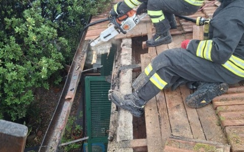 Tetto a fuoco a causa di un fulmine a Rosignano, albero in strada a Livorno