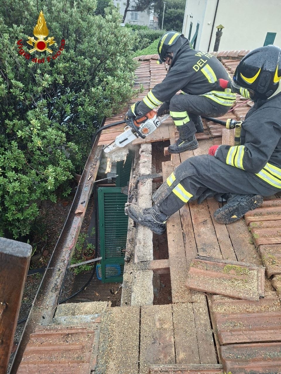 Tetto a fuoco a causa di un fulmine a Rosignano, albero in strada a Livorno