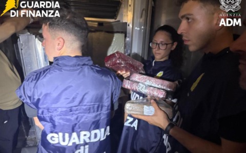65 kg di cocaina provenienti dal Sud America a bordo di un container, l’operazione – VIDEO