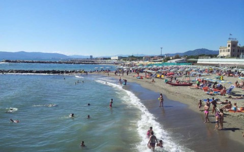 Marina di Carrara, bagnino preso a ceffoni da una madre per aver richiamato all’attenzione i figli