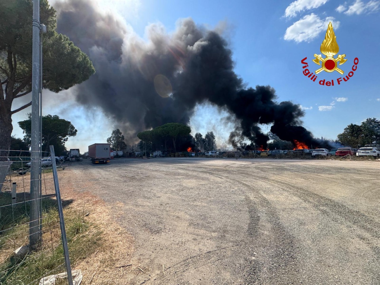 Incendio in un deposito auto, un centinaio i veicoli coinvolti