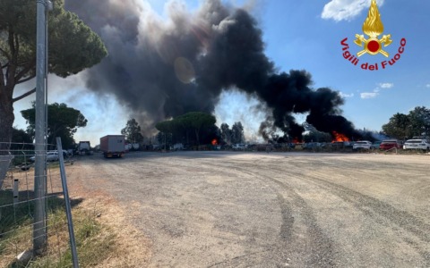 Incendio in un deposito auto, un centinaio i veicoli coinvolti