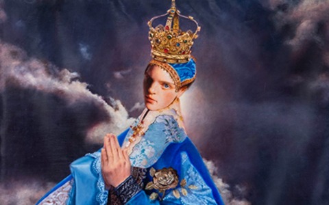 “Il volto della Madonna è androgino”, polemiche sul drappellone